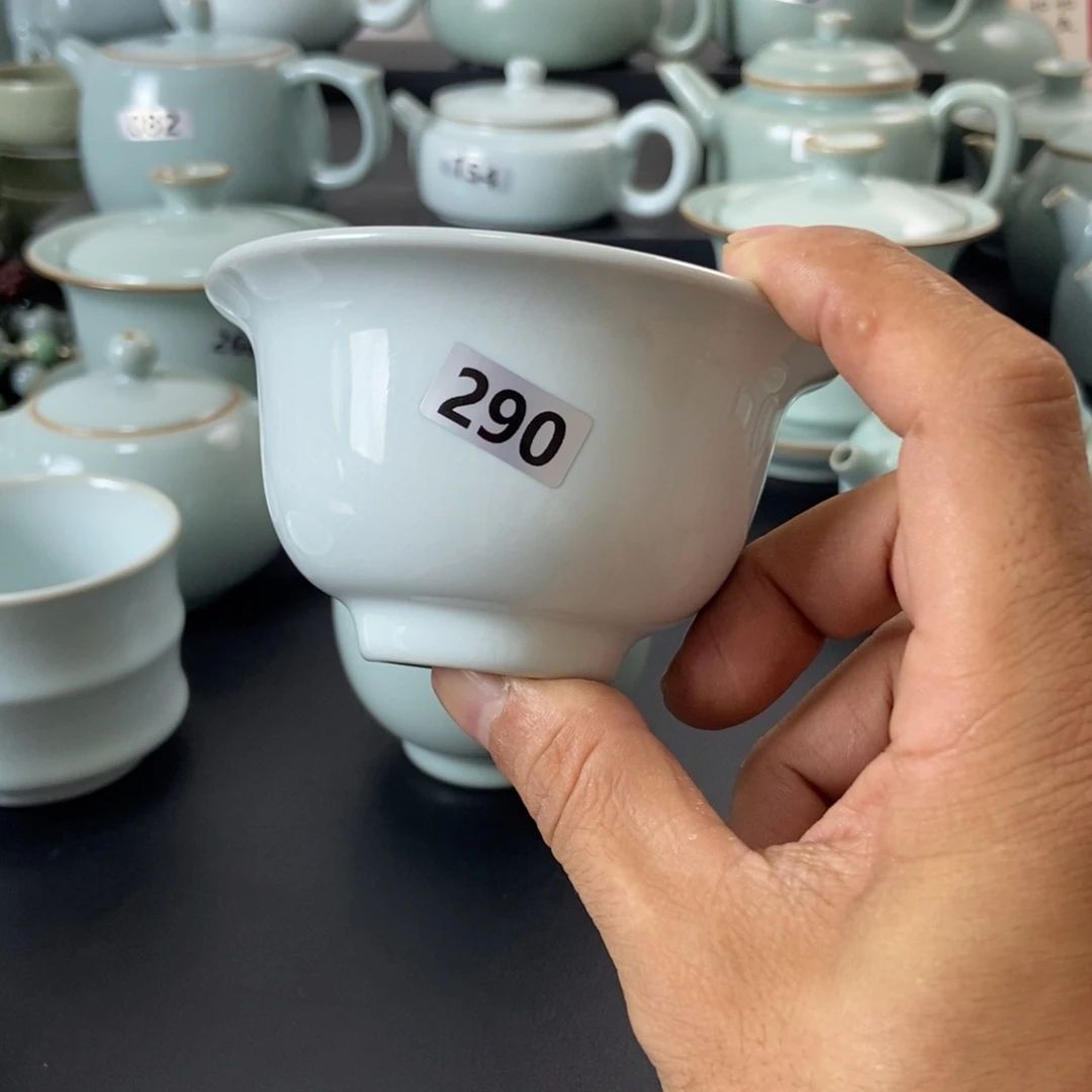 清***流壶微瑕月白釉手工压手杯