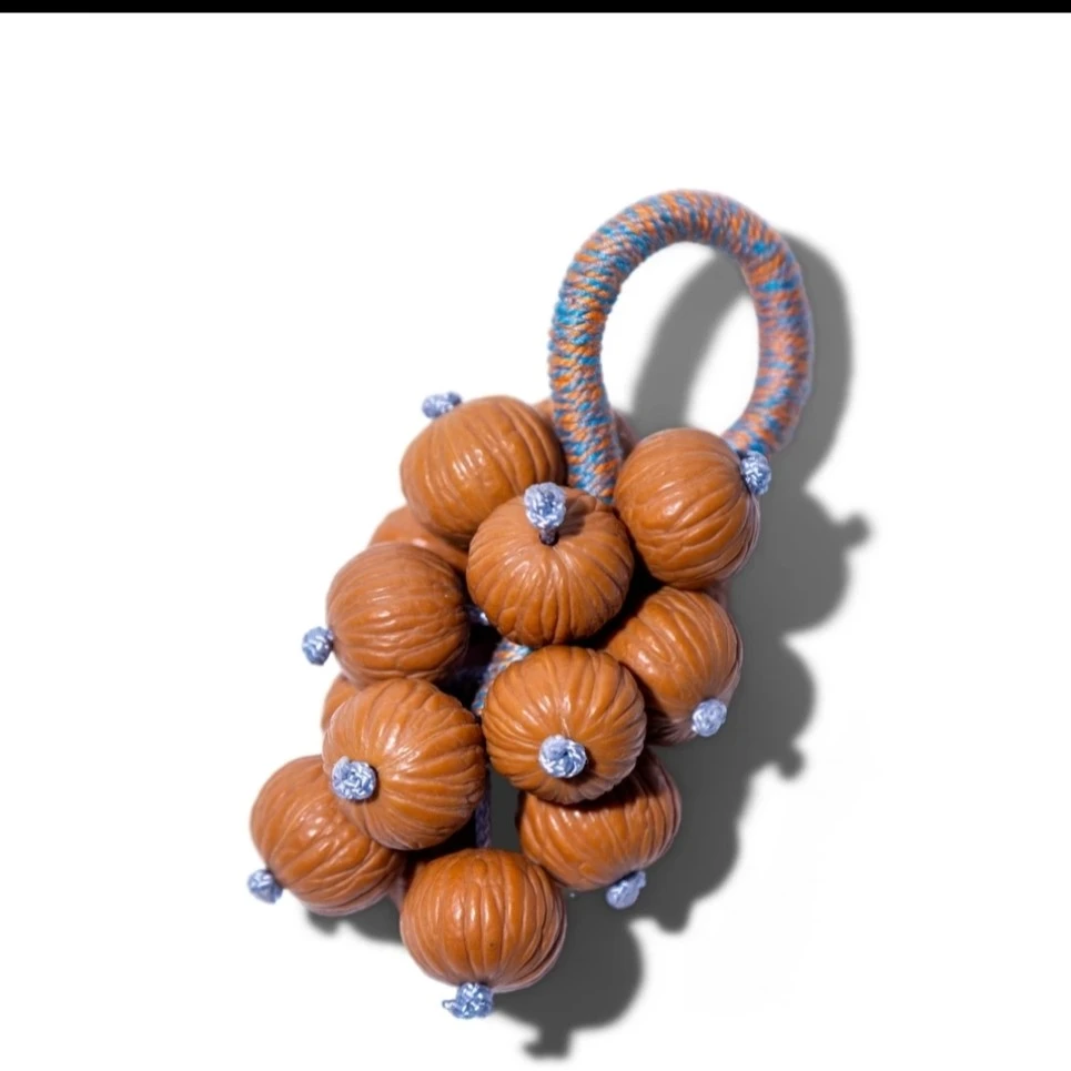 猴头核桃葡萄串手把件  19