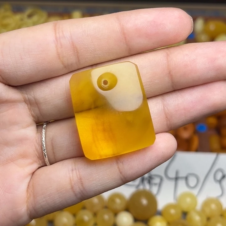 蜜蜡未镶嵌珠宝奇石金绞蜜妖花无事牌 微微瑕