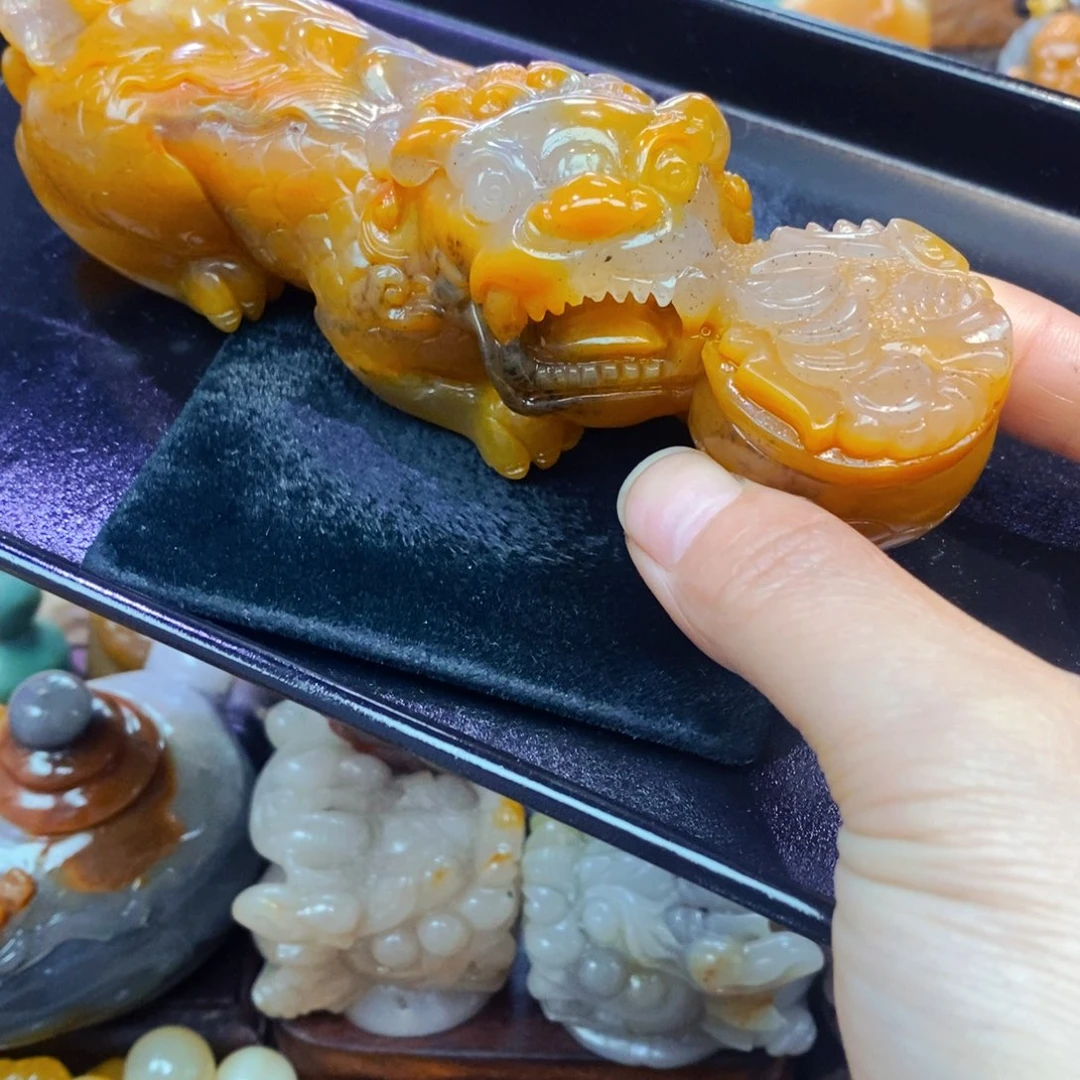 未镶嵌石英质玉（黄龙玉）颈饰