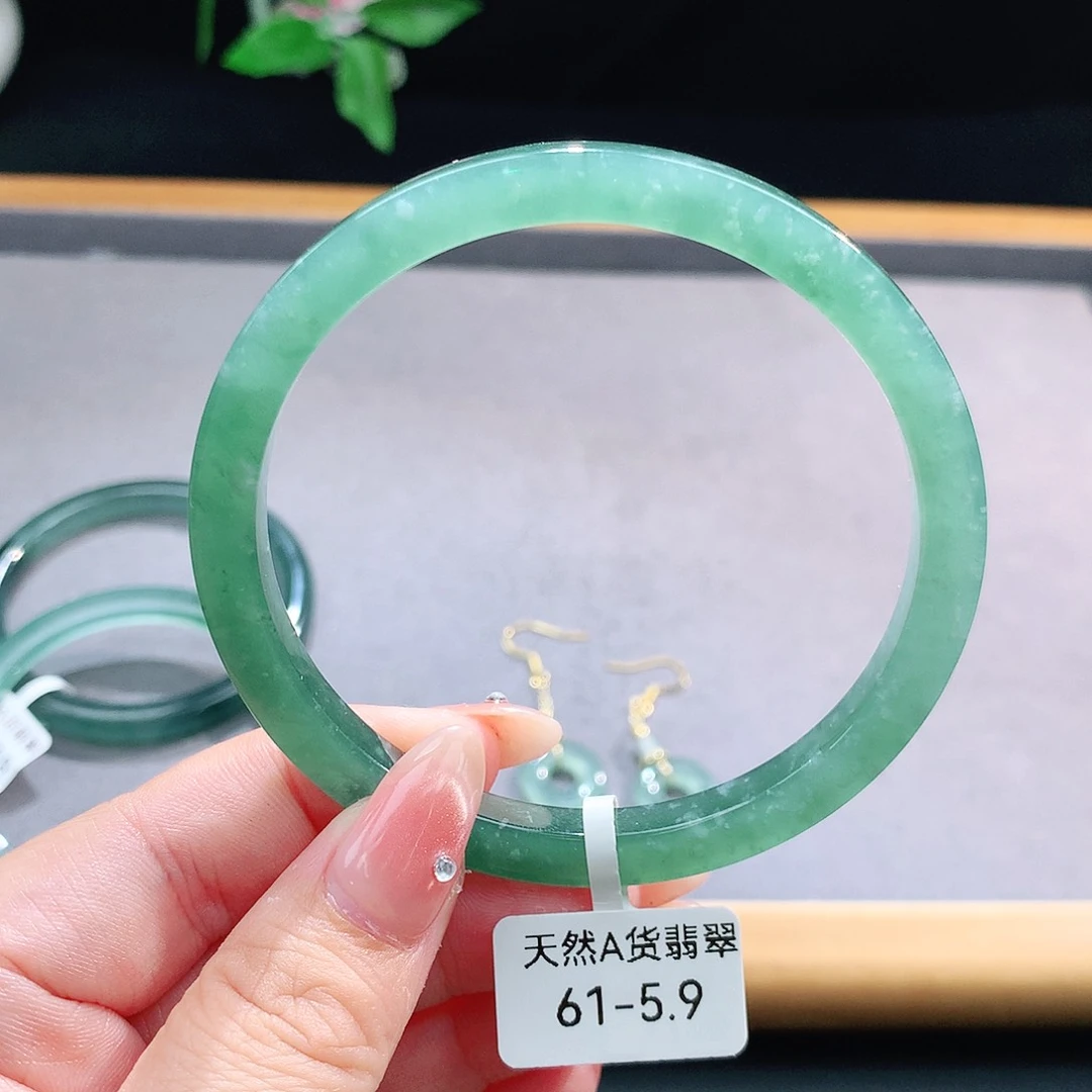 未镶嵌手镯（圆镯）翡翠