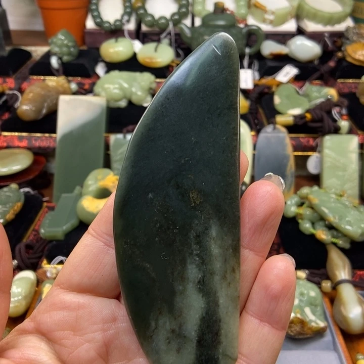 未镶嵌岫岩老玉（透闪石质玉）把件