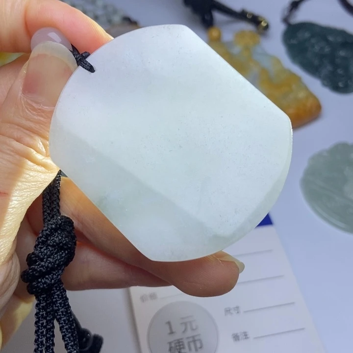 翡翠挂件未镶嵌翡翠