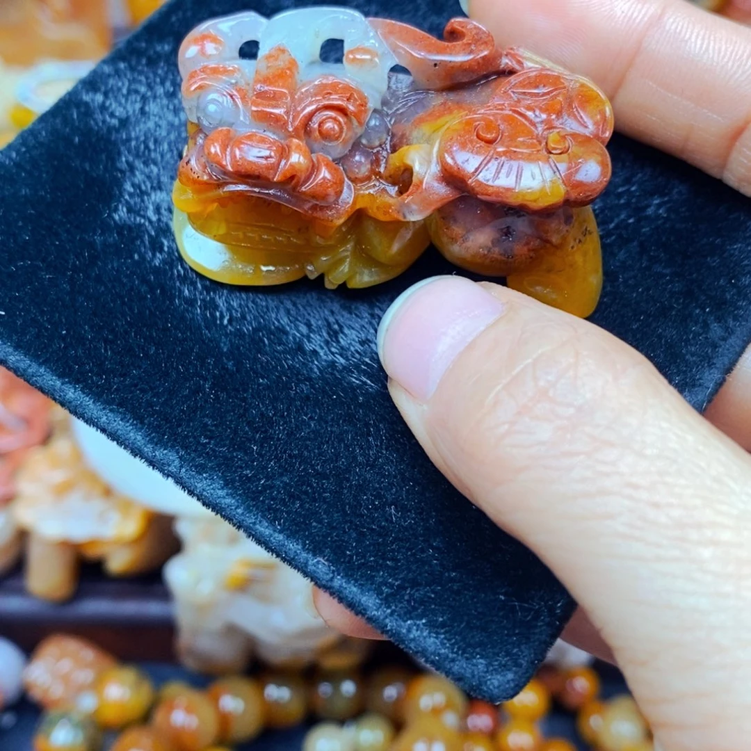 未镶嵌石英质玉（黄龙玉）颈饰