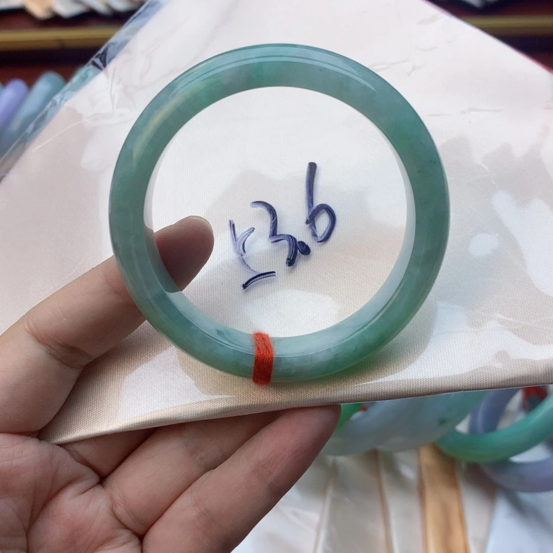 翡翠手镯未镶嵌翡翠手镯