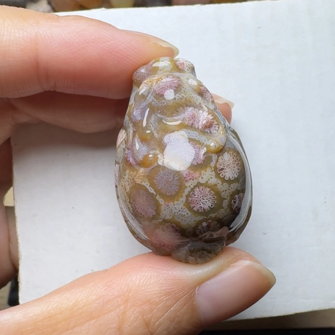 硅化玉未镶嵌绿底、紫粉立体花，龙龟