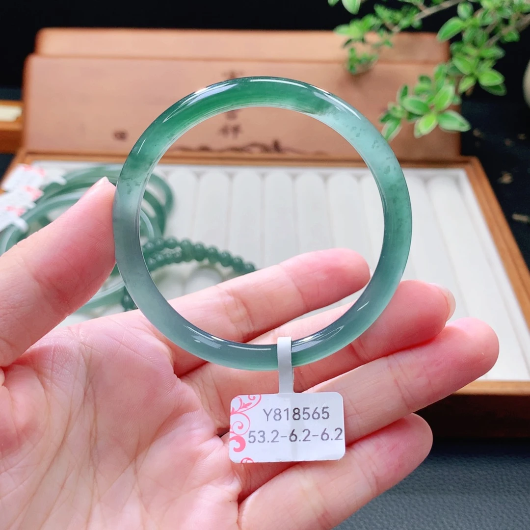 未镶嵌手镯（圆镯）翡翠
