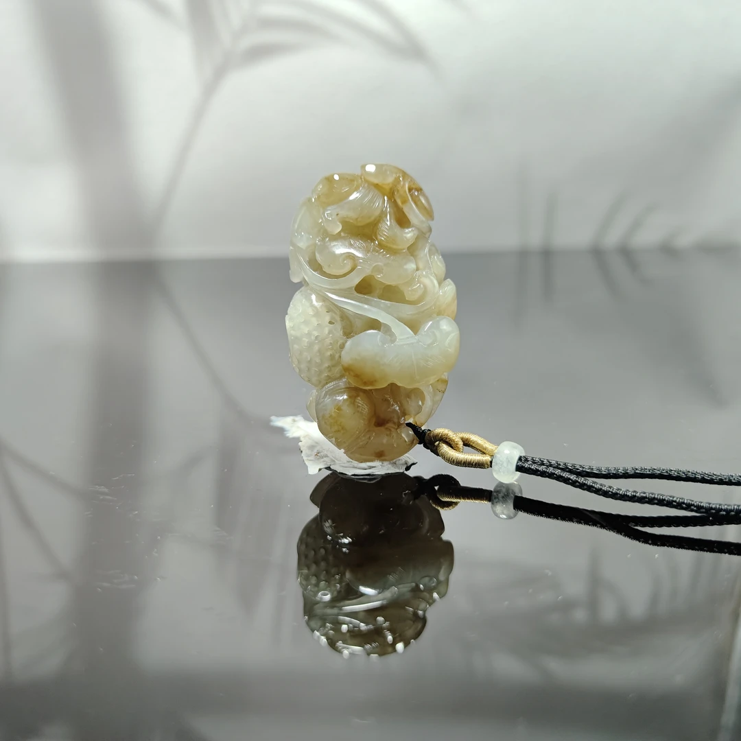 E和田玉莲年有鱼吊坠5159