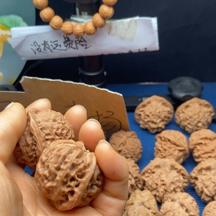 啤***者吊坠文玩核桃全品无修白茶宫灯