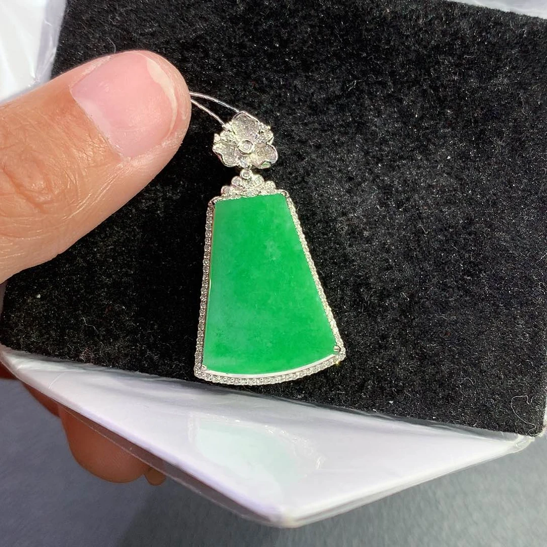 翡翠吊坠(赠链)18K金镶嵌
