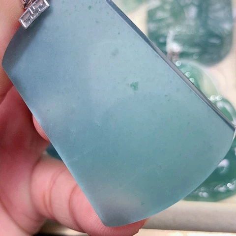 【闪购商品】颈饰18K金镶嵌翡翠