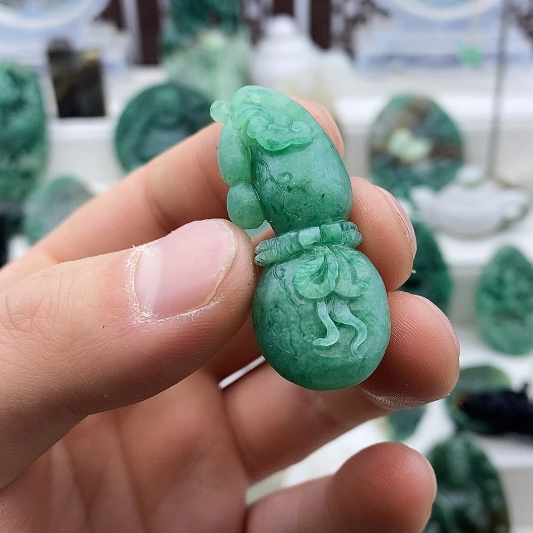 独山玉未镶嵌颈饰