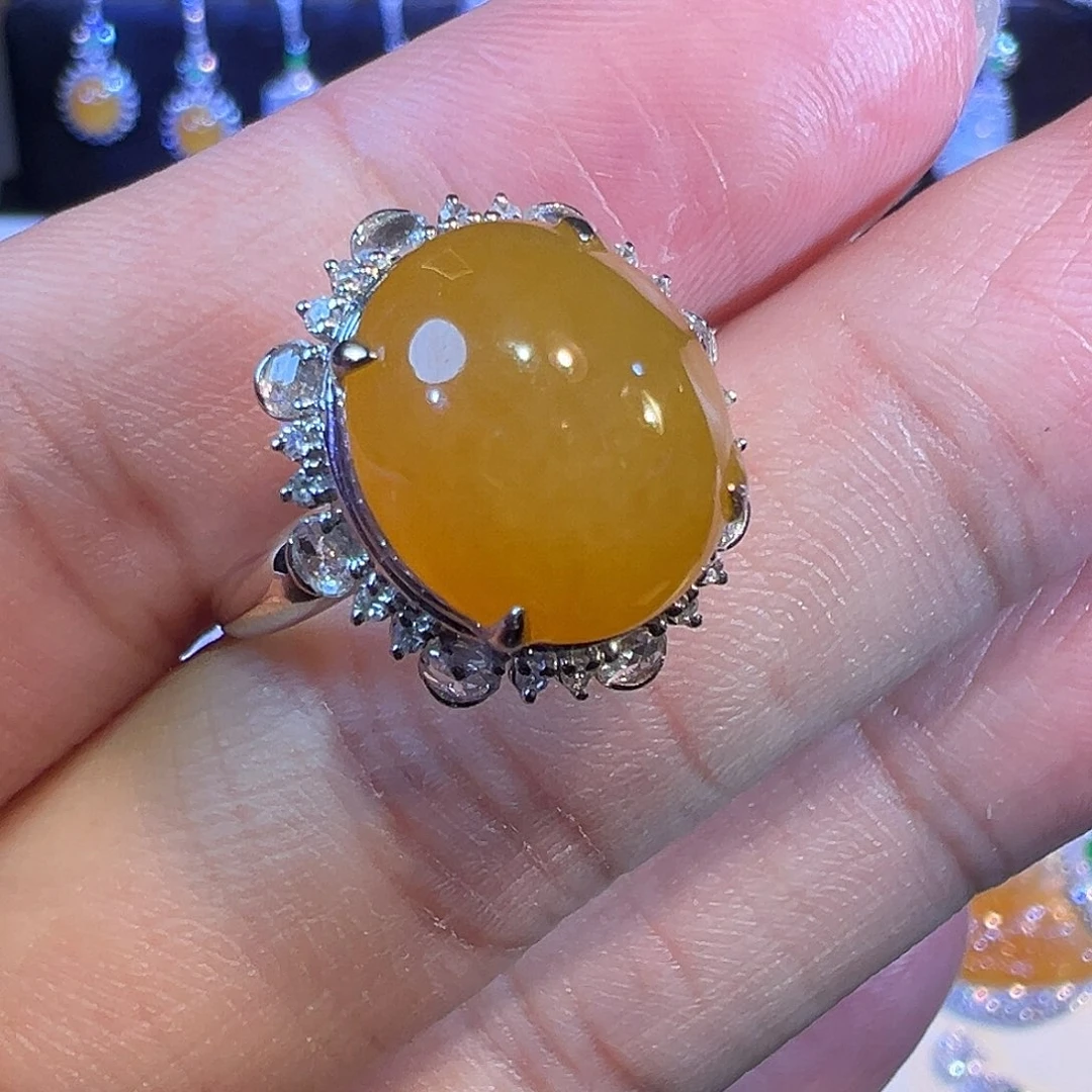 翡翠戒指18K金镶嵌冰种栗子黄蛋面