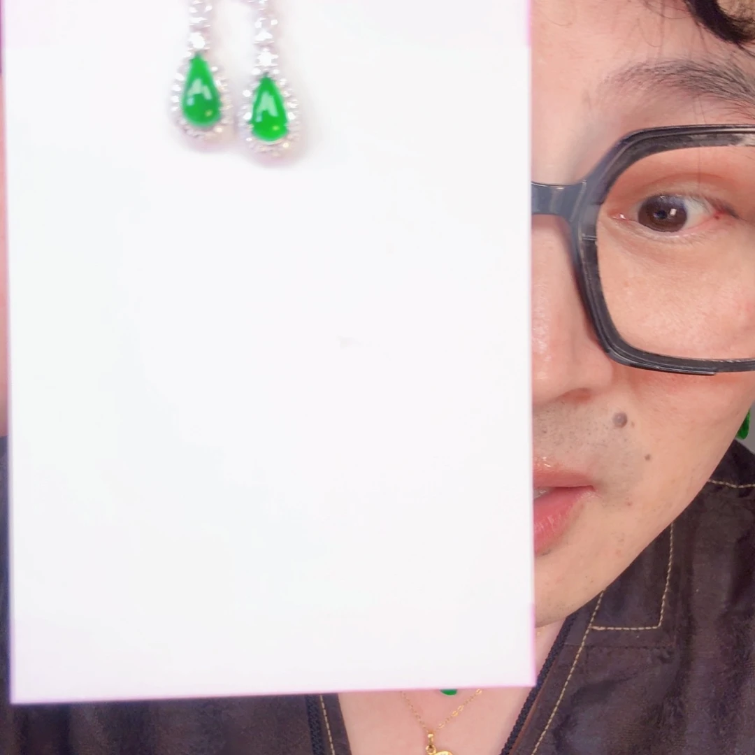 翡翠未镶嵌颈饰一对