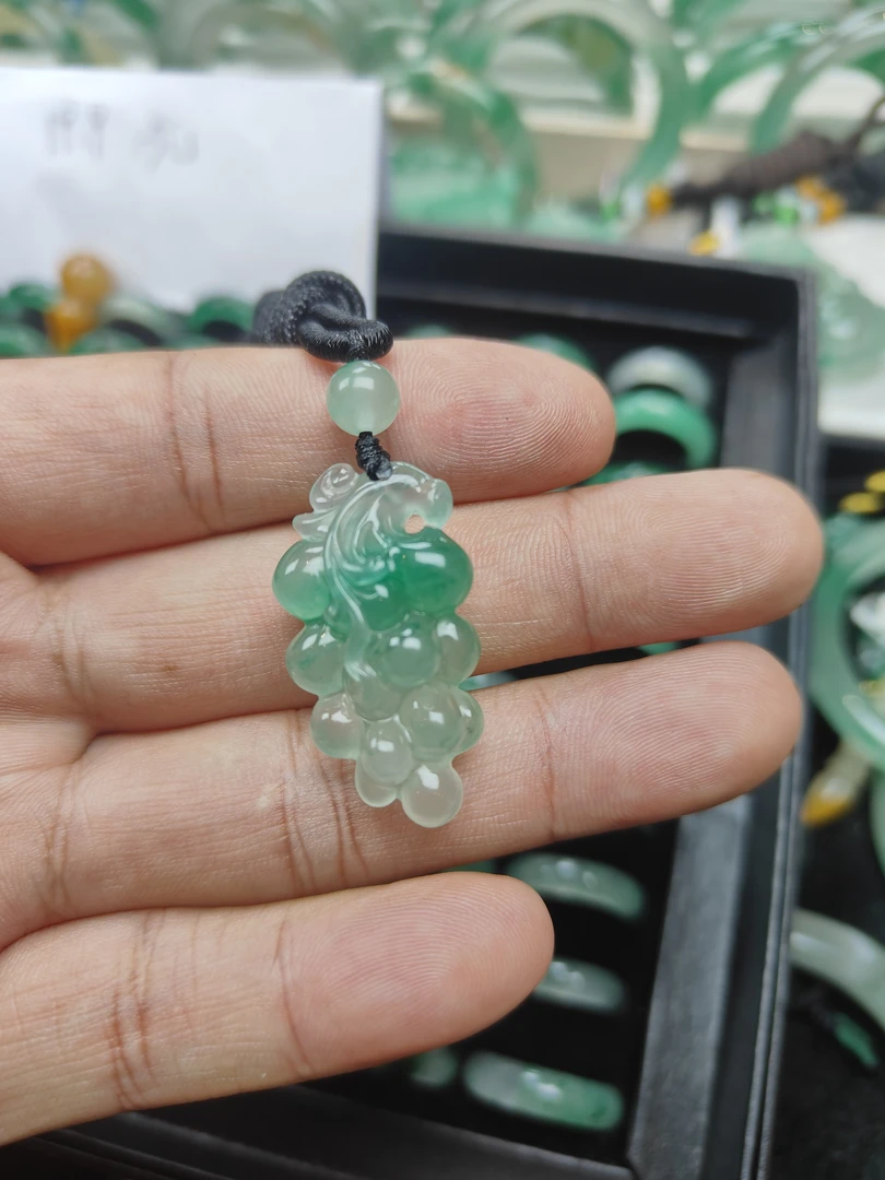 天然石英质玉非洲翠吊坠