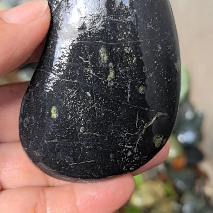 铭***卖有机玻璃藏玉药王石原石手把件一个