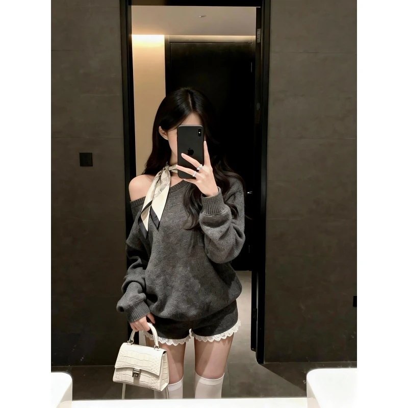 辣妹灰色针织套装女秋冬新款性感斜肩套头毛衣蕾丝花边短裤两件套