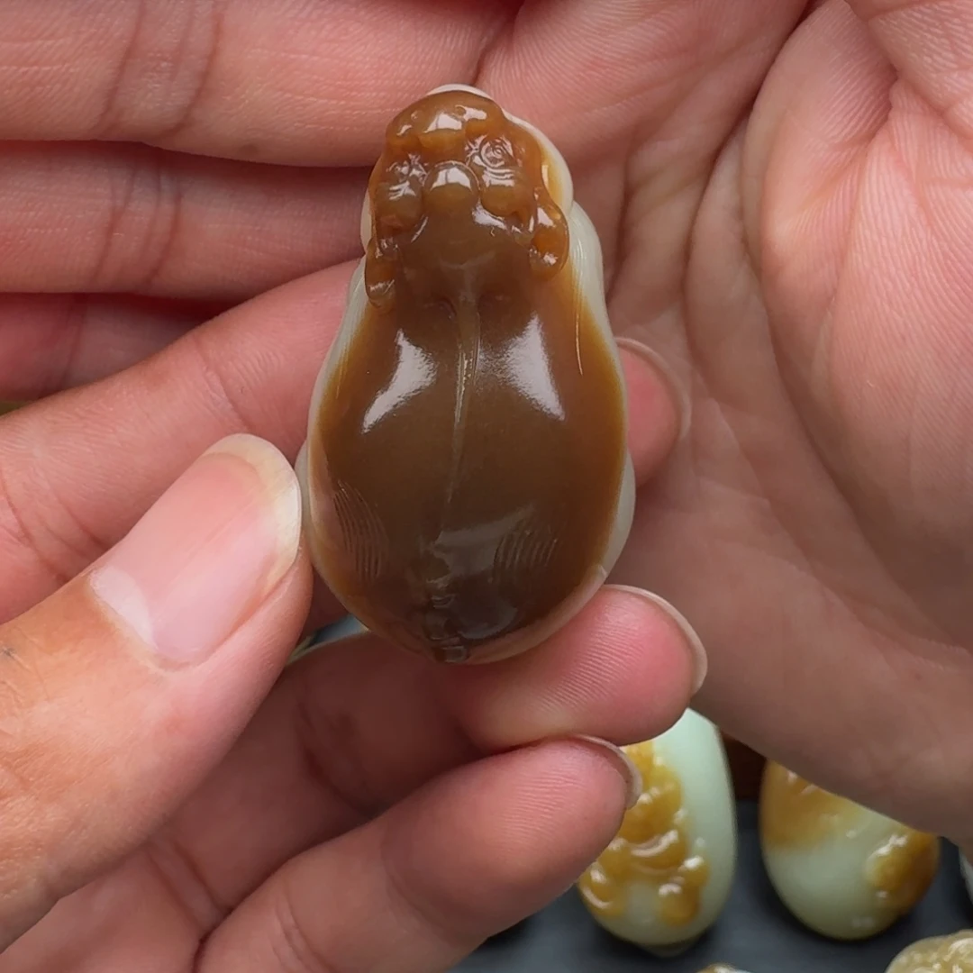 ****空和田玉（糖玉）未镶嵌颈饰