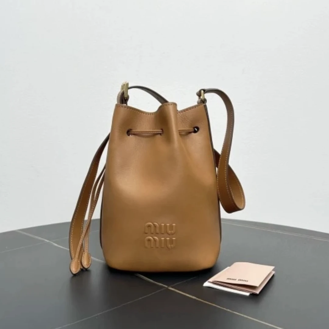 95新 MIU MIU/缪缪 谬谬 焦糖色抽绳水桶包底14  B210