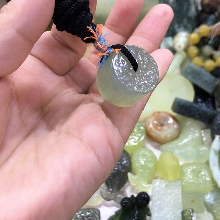 未镶嵌蛇纹石玉吊坠