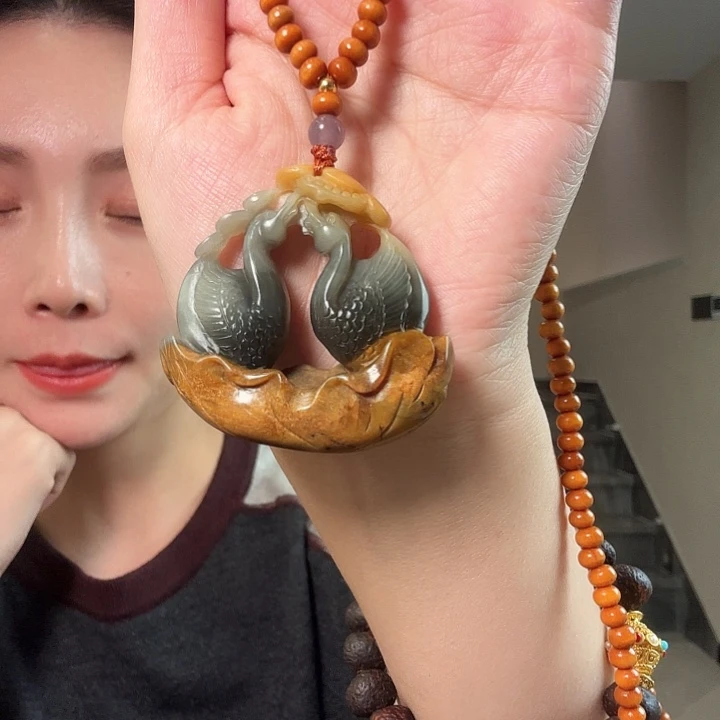 M***y蛇纹石玉未镶嵌颈饰