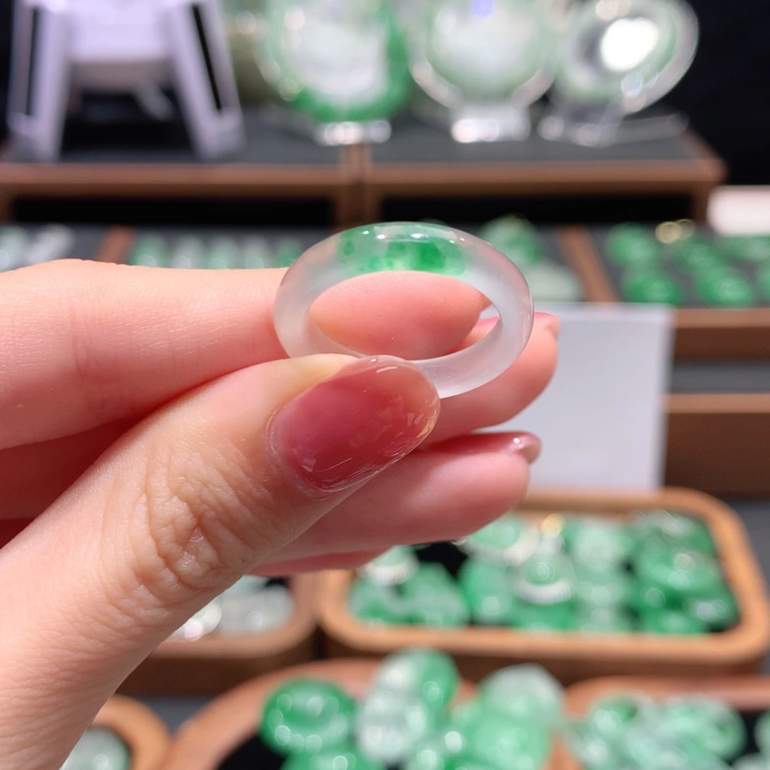 石英质玉（非洲翠）未镶嵌颈饰戒圈