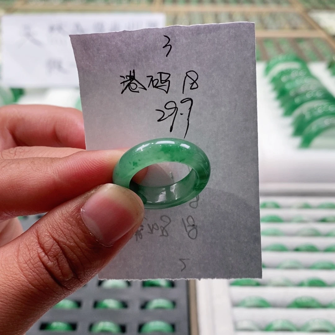 未镶嵌戒圈石英质玉（非洲翠）