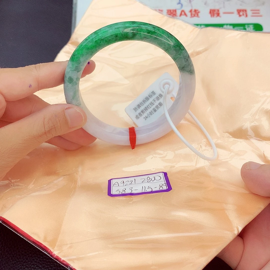 翡翠手镯未镶嵌翡翠