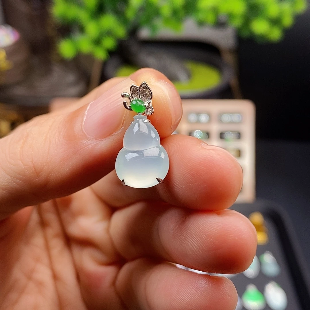 翡翠18K金镶嵌颈饰葫芦