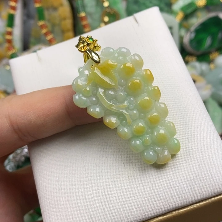 翡翠未镶嵌吊坠(赠链)