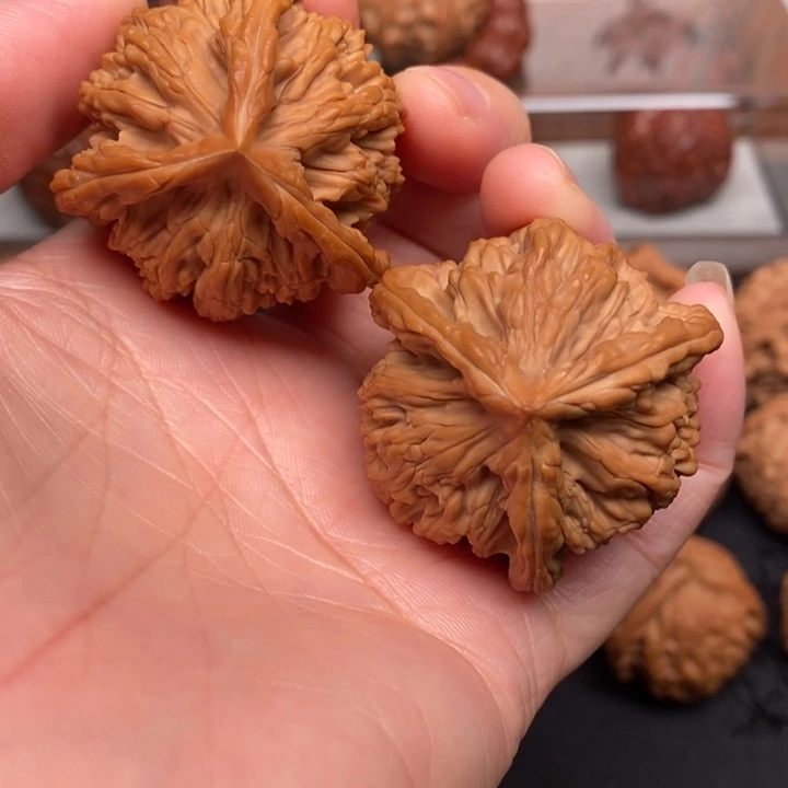 文玩核桃吊坠虎头奔