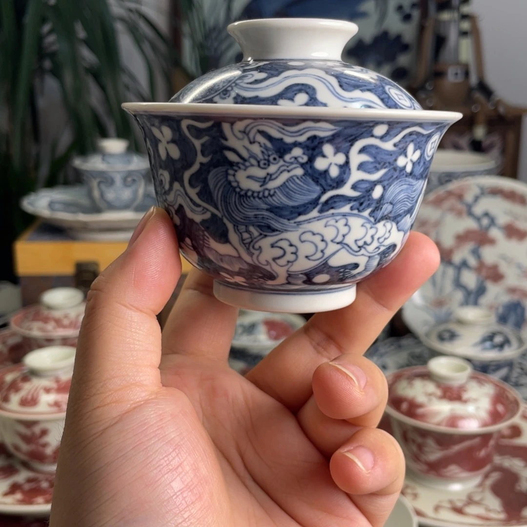元青花蓝底瑞兽盖碗