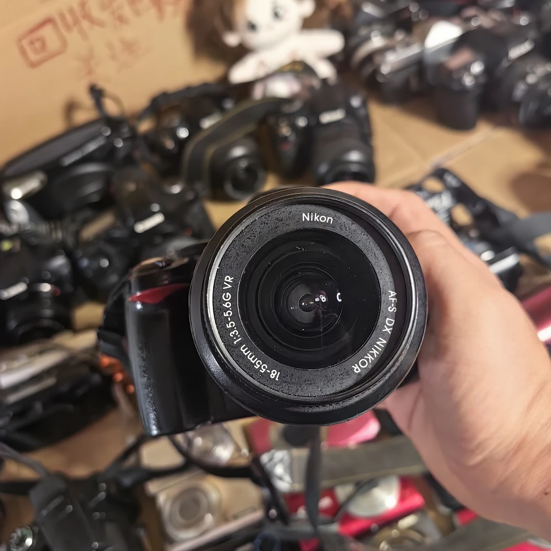 8新 Nikon/尼康 尼康d3000相机，加镜头，功能全好，配件有电池和卡