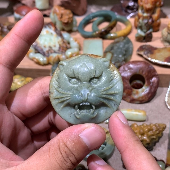 未镶嵌岫岩河磨玉（透闪石质玉）挂件