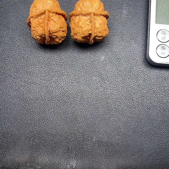 文玩核桃吊坠牡丹三棱