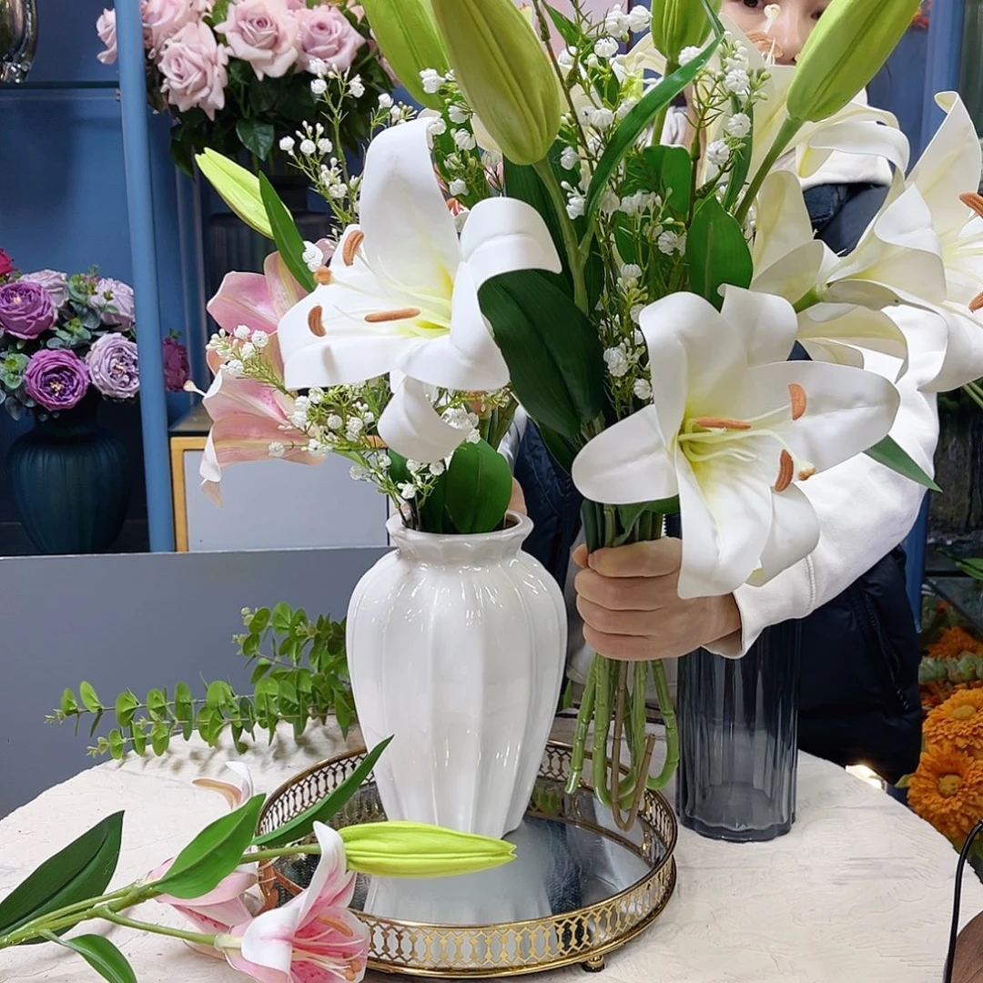 3枝白色+一枝满天星