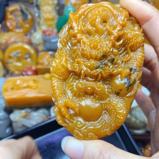 石英质玉（黄龙玉）未镶嵌颈饰