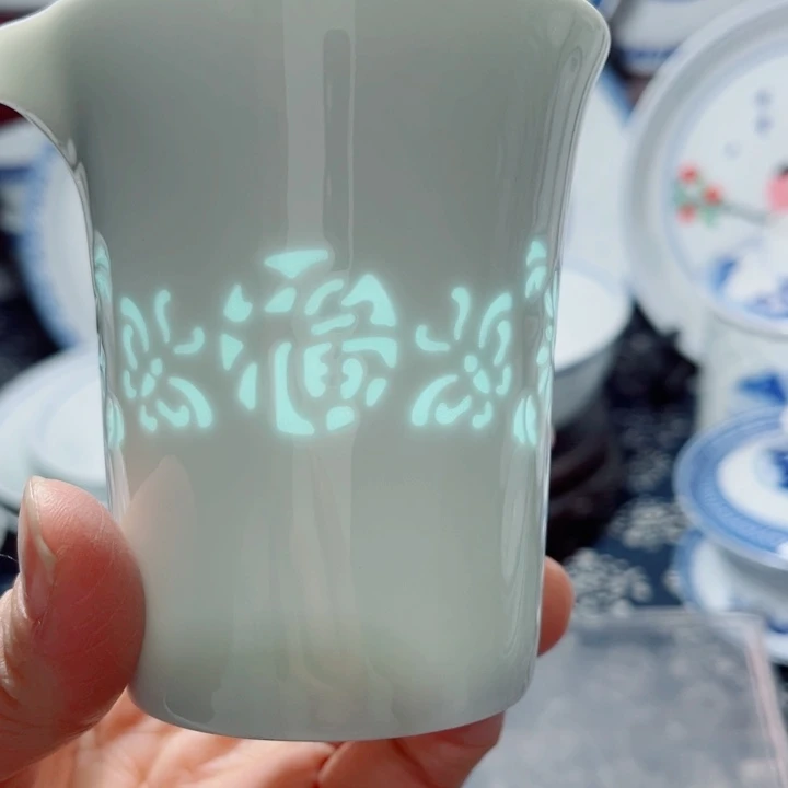青花玲珑福字雕刻公道杯