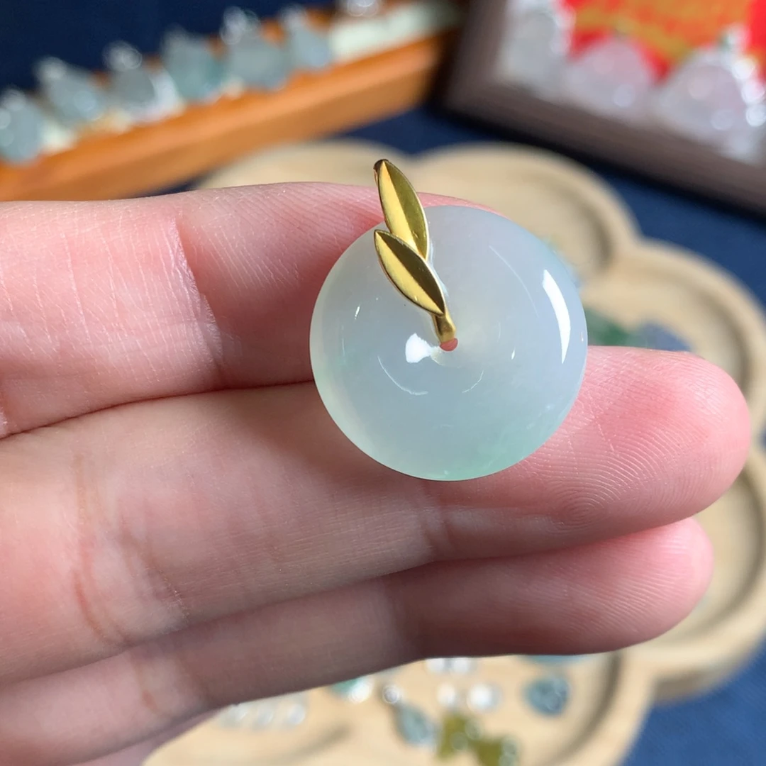 翡翠18K金镶嵌颈饰平安扣