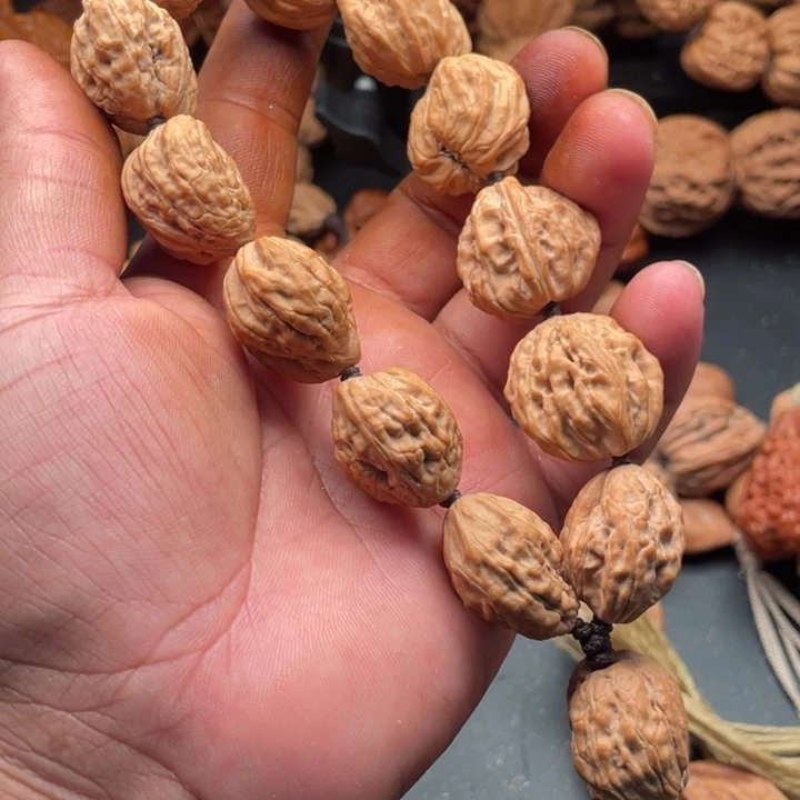 张***.文玩核桃吊坠2白狮子