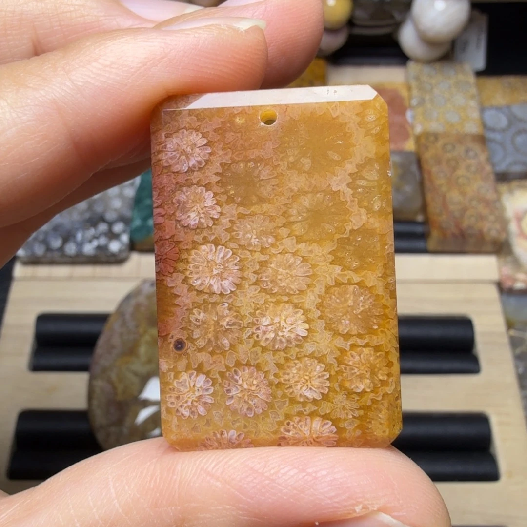 硅化玉未镶嵌黄粉立体花，有点闪闪晶骼