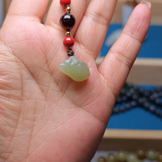 和田玉未镶嵌吊坠(赠链)