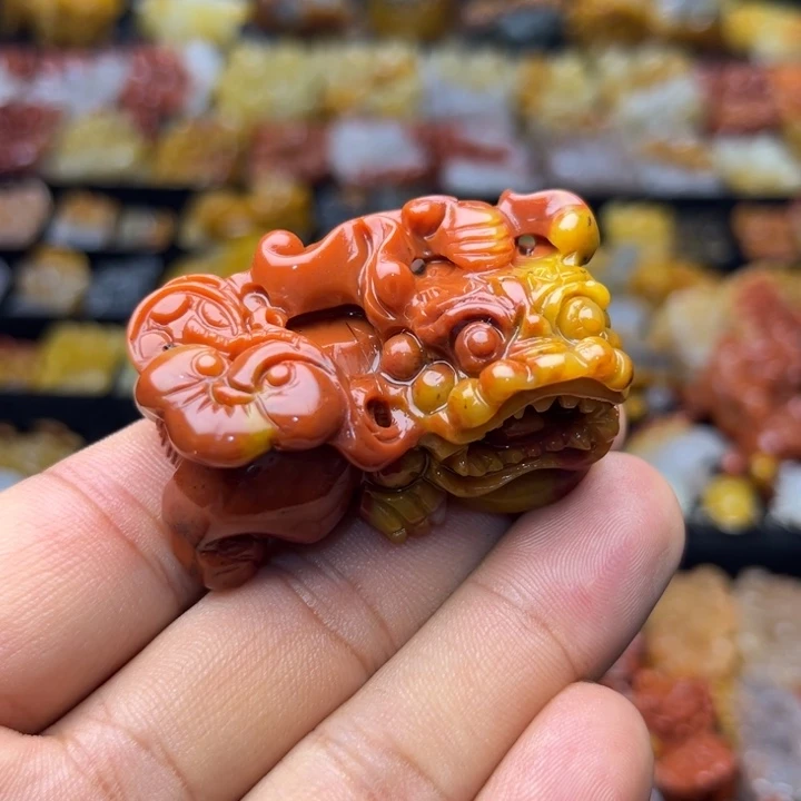 未镶嵌石英质玉（黄龙玉）颈饰