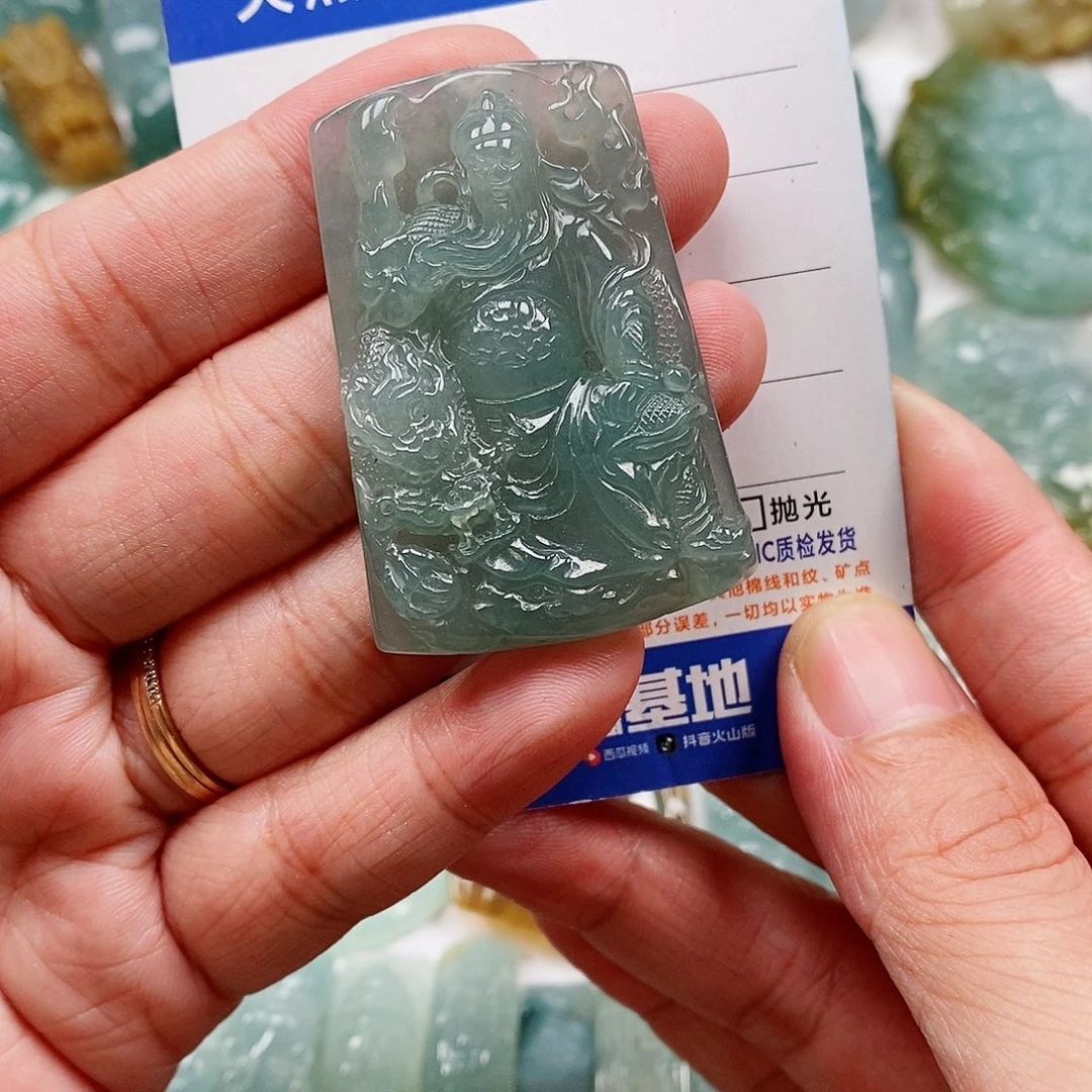 翡翠未镶嵌颈饰关公