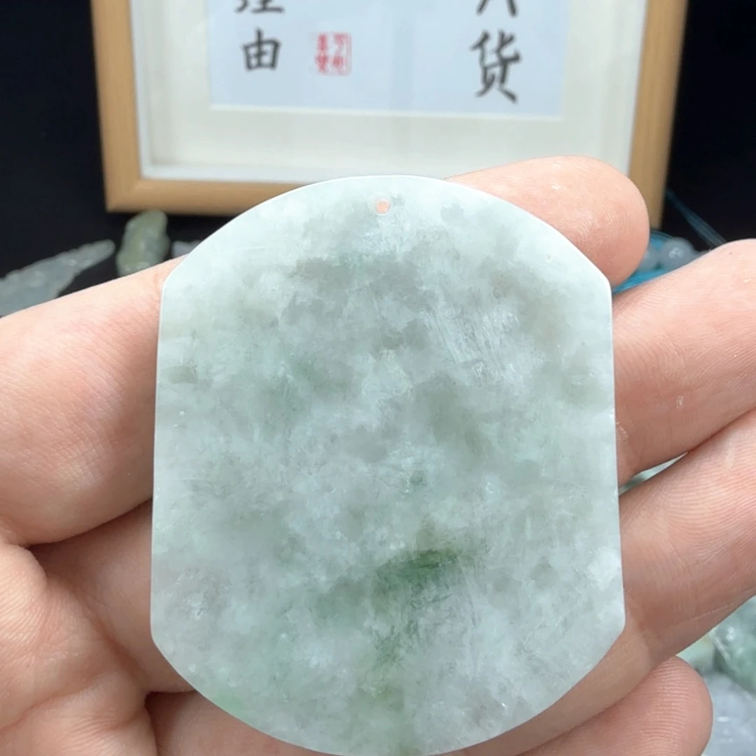 翡翠挂件未镶嵌翡翠