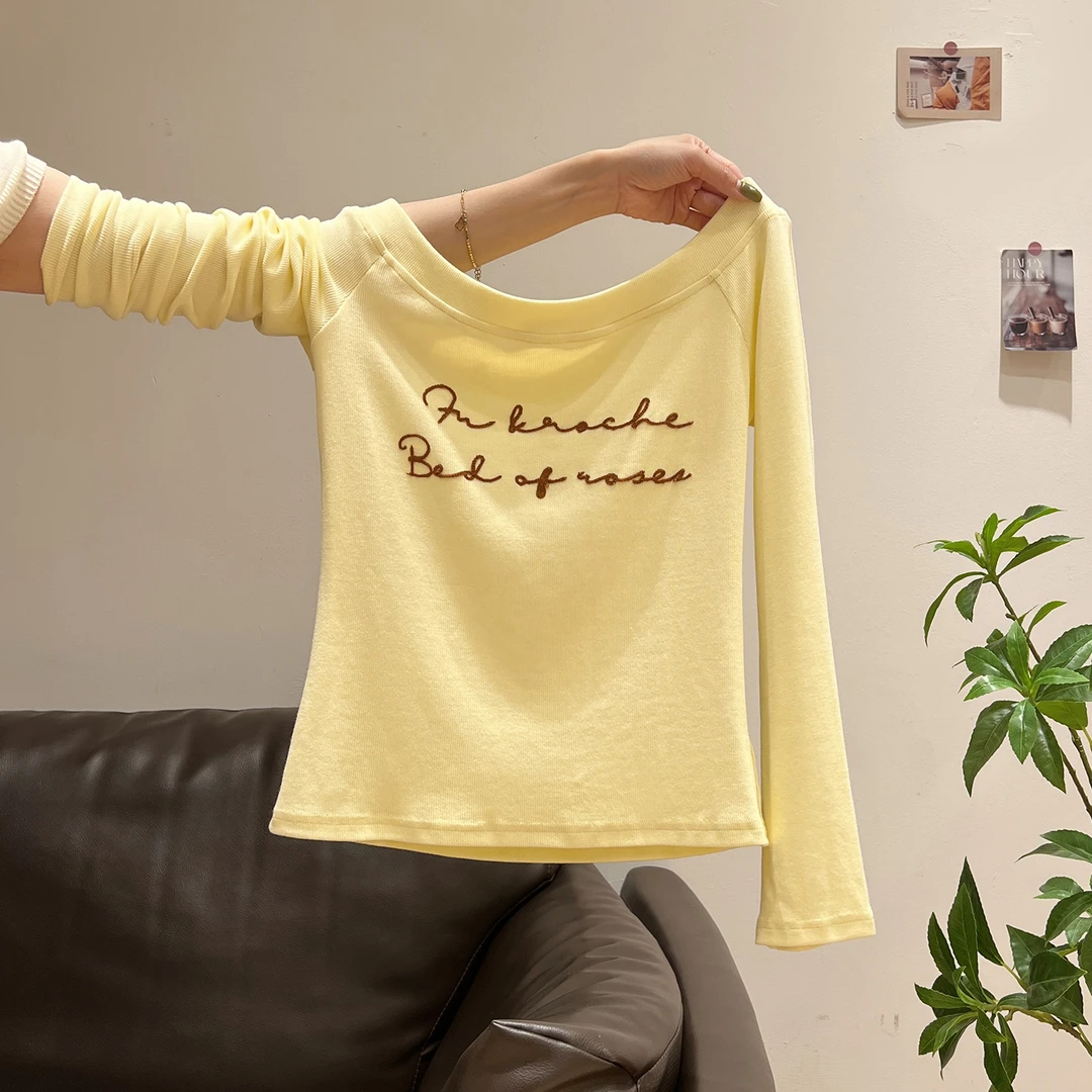 甜辣妹斜肩性感露肩字母刺绣长袖T恤女2025秋新款一字肩上衣