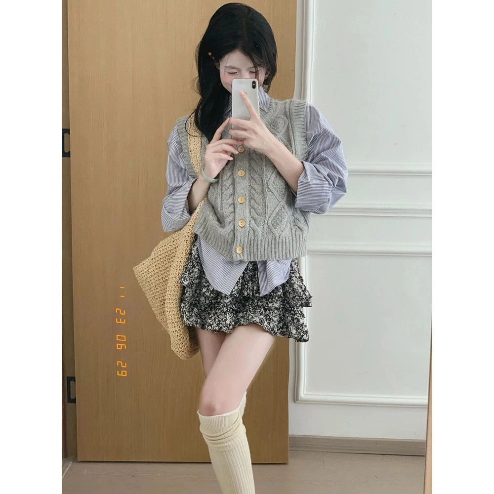 毛衣针织马甲女秋季新款灰色木制扣无袖背心条纹衬衫碎花短裙套装