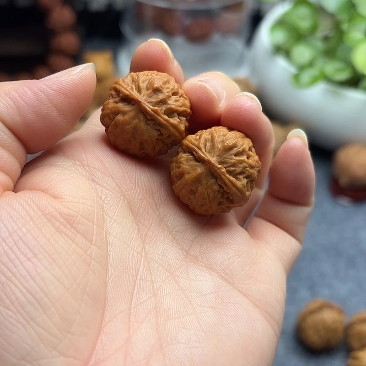 文玩核桃把件珊瑚纹八棱手捻1715