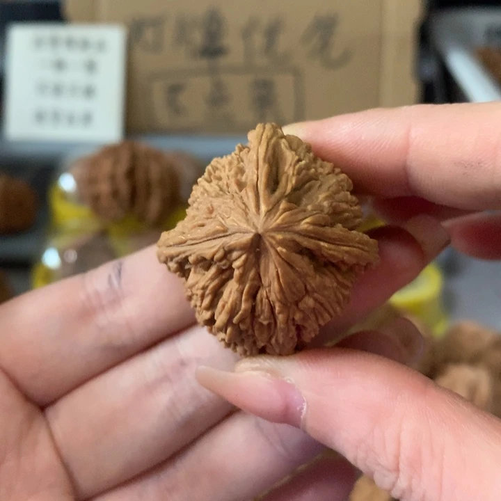 加***鲁吊坠文玩核桃异形导致，有瑕疵