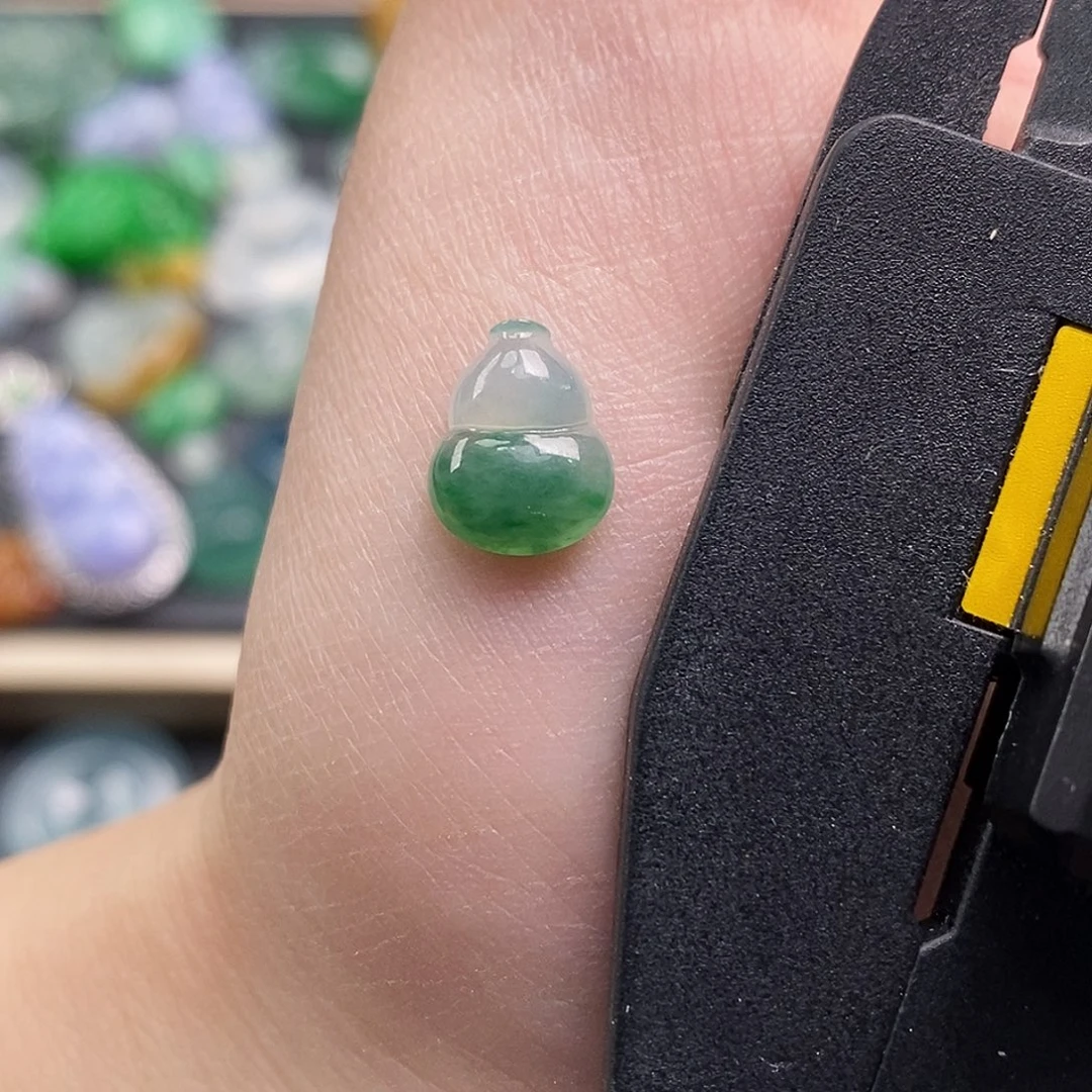 翡翠未镶嵌颈饰阳绿葫芦